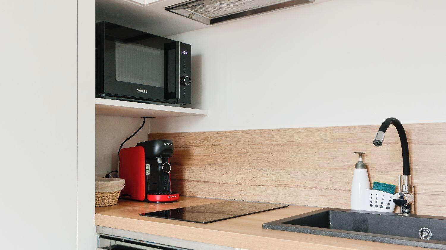 Refrigerador, cafetera y tetera, tetera eléctrica y tostadora 