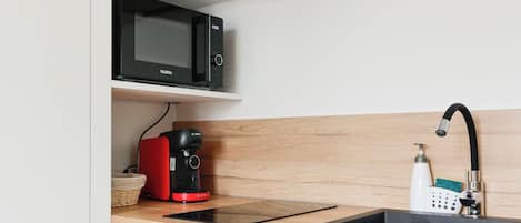 Refrigerador, cafetera y tetera, tetera eléctrica y tostadora