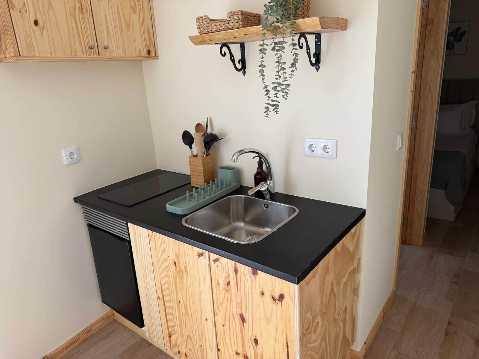 Frigorífico, microondas, placa de cocina y cafetera o tetera