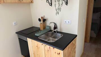 Frigorífico, microondas, placa de cocina y cafetera o tetera
