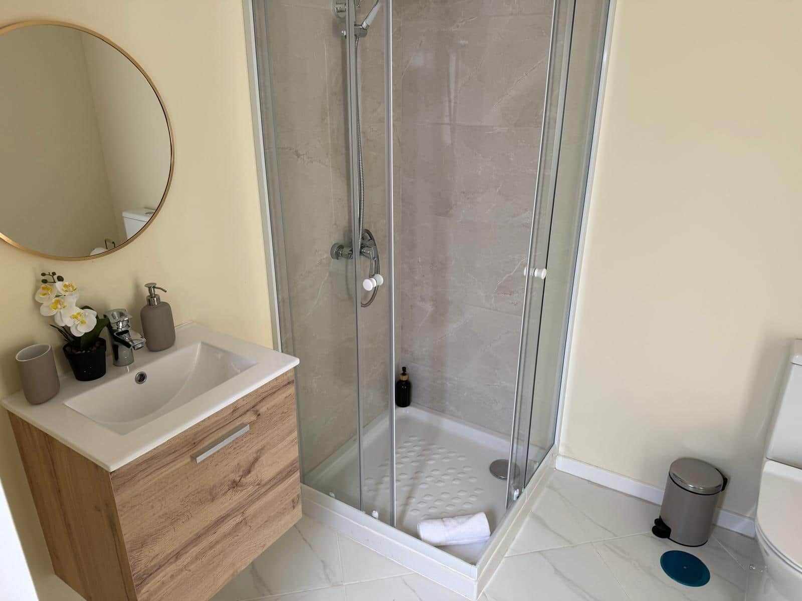 Dusche, Haartrockner, Handtücher, Seife