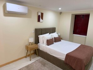 3 bedrooms, iron/ironing board, WiFi (free), bed sheets
