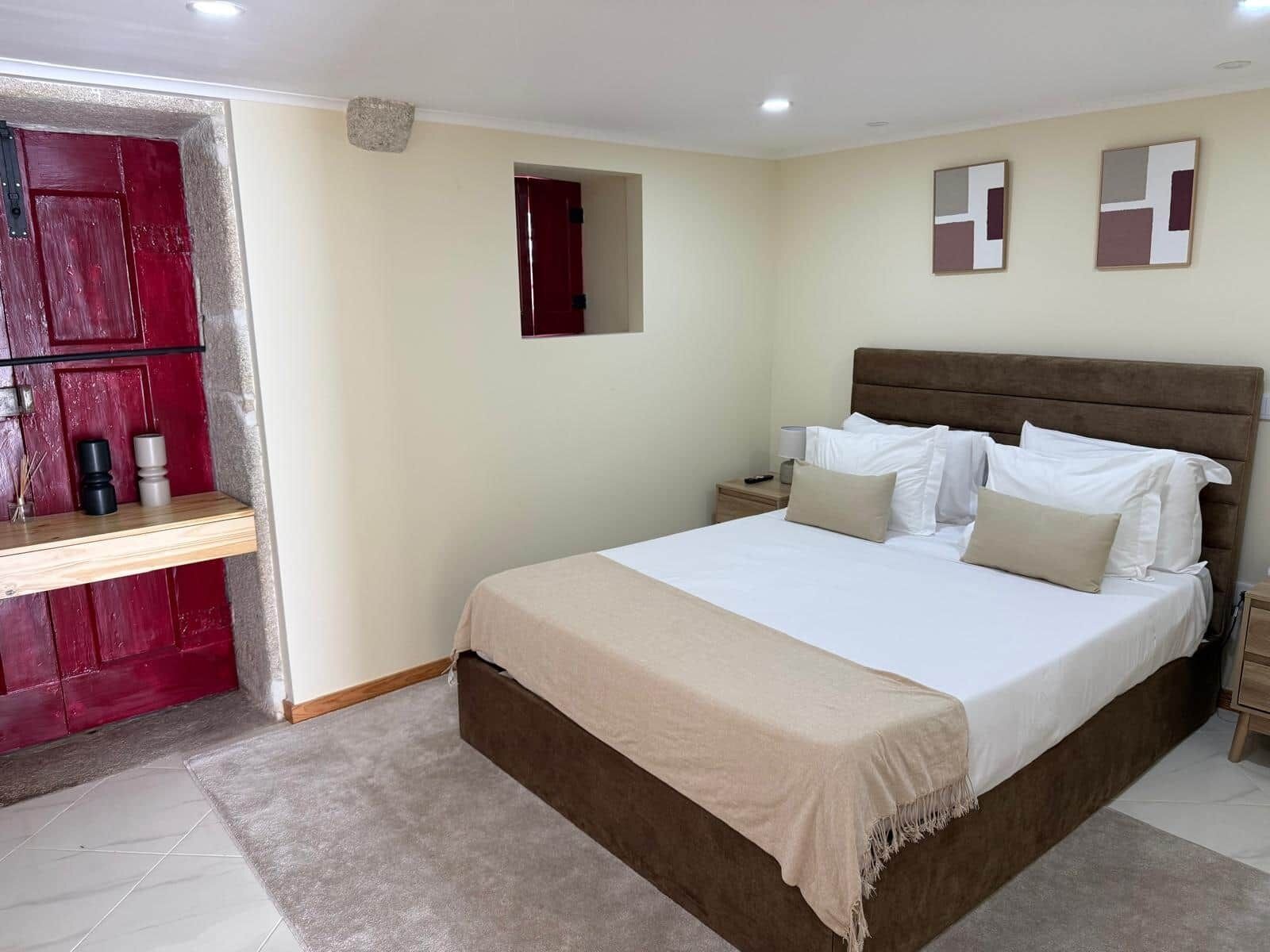 3 bedrooms, iron/ironing board, WiFi (free), bed sheets
