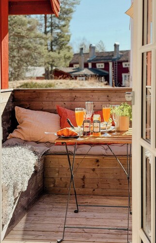 Red farmhouse with village charm in Kåddis