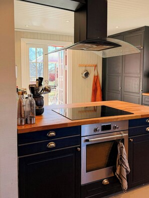 Microwave, oven, dishwasher, coffee/tea maker