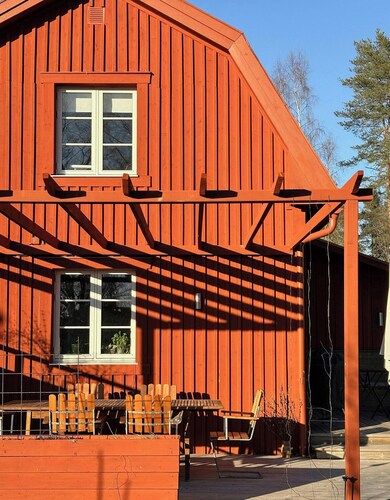 Red farmhouse with village charm in Kåddis