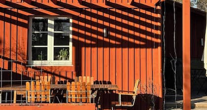 Red farmhouse with village charm in Kåddis