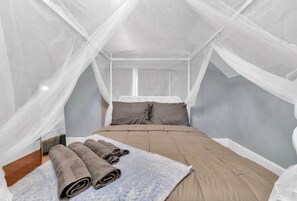 Desk, iron/ironing board, WiFi, bed sheets - Buffalo Getaway: 5BR Home near NiagaraFalls &Bills (Buffalo)