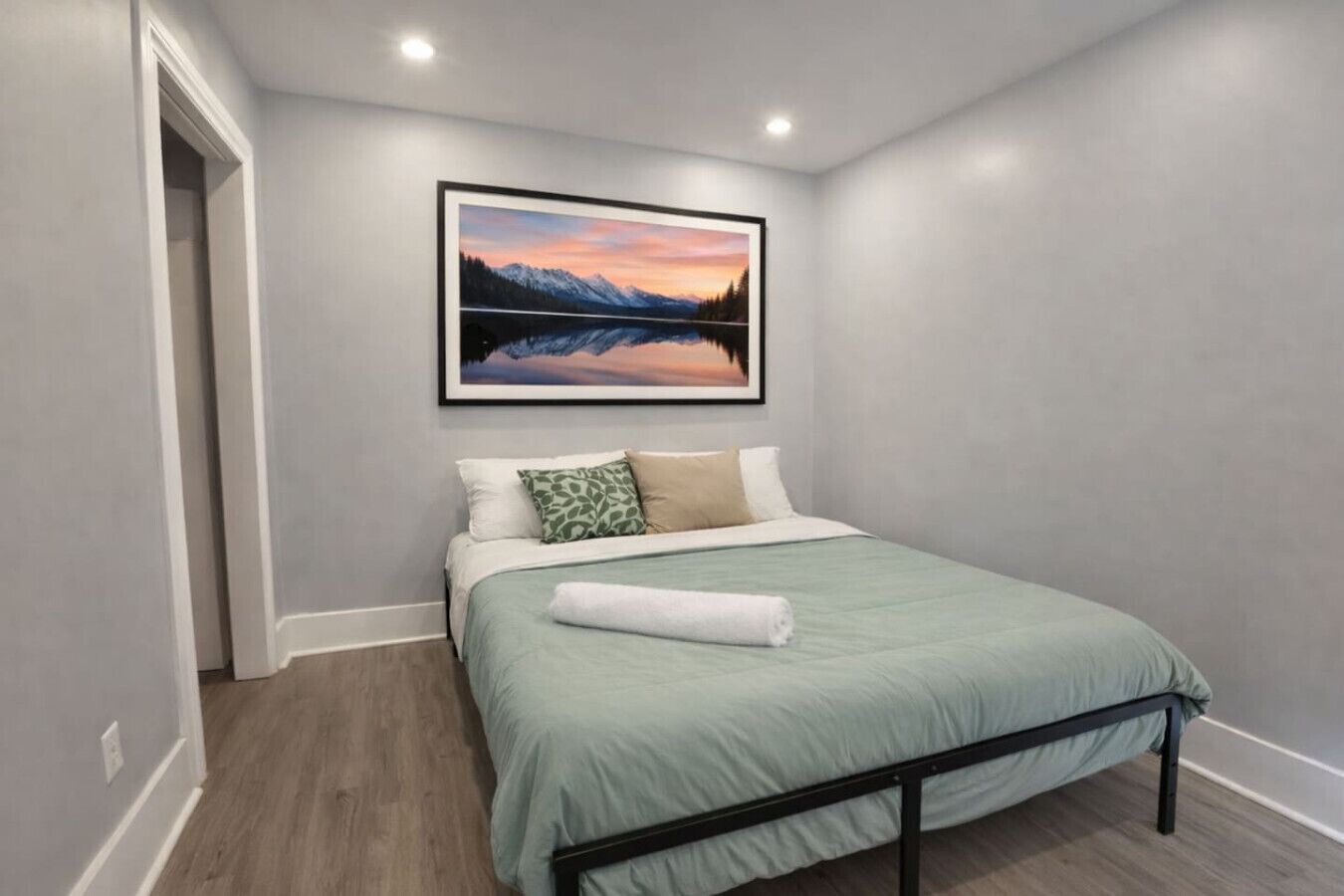 Desk, iron/ironing board, WiFi, bed sheets
