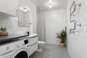 Towels, soap, toilet paper - Mini penthouse with Lake View and Great Sunset (Kallhäll)