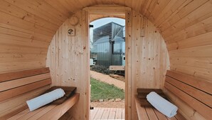 Una sauna amb seients de fusta i vista d'un edifici a l'exterior.