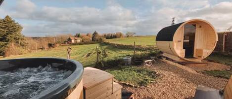 Outdoor spa tub