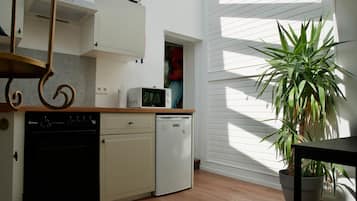 Réfrigérateur, micro-ondes, four, plaque de cuisson
