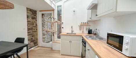 Fridge, microwave, oven, stovetop