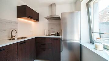 Fridge, microwave, stovetop, cookware/dishes/utensils