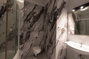 Comfort-Doppelzimmer, Stadtblick | Badezimmer | Kostenlose Toilettenartikel, Seife, Shampoo, Toilettenpapier