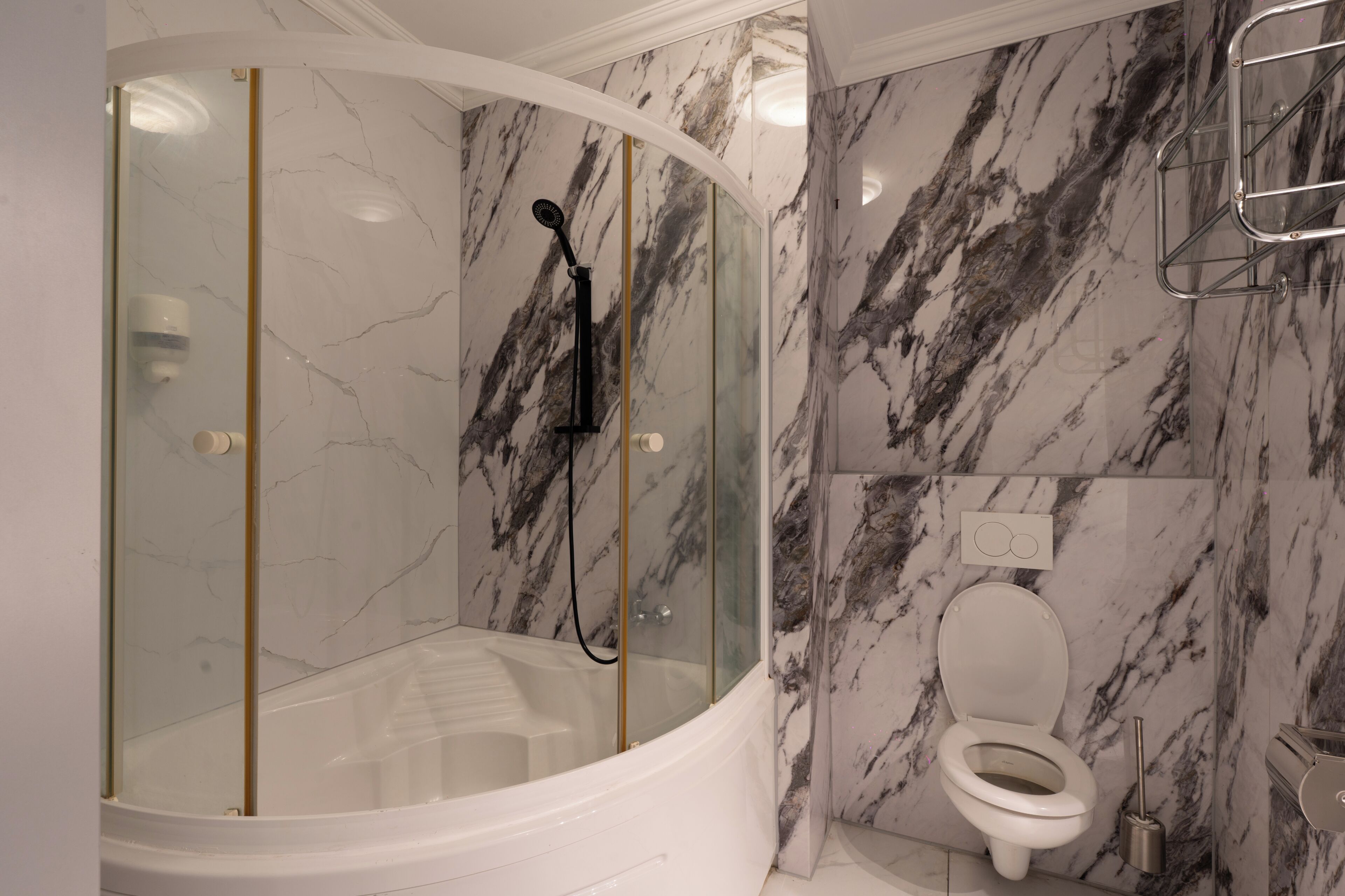 Habitación individual Confort, balcón, vista a la ciudad | Baño | Tina con regadera, tina de hidromasaje, regadera tipo lluvia 