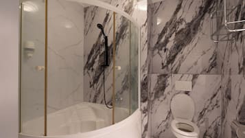 Habitación individual Confort, balcón, vista a la ciudad | Baño | Tina con regadera, tina de hidromasaje, regadera tipo lluvia
