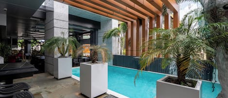 Una piscina al aire libre, camas de piscina gratis