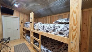 Room - A beautiful  baby friendly family cabin offers two bedrooms and two full baths (Caddo Gap)