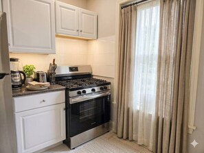 Fridge, microwave, oven, stovetop - Artistic Comfort In Town (Buffalo)