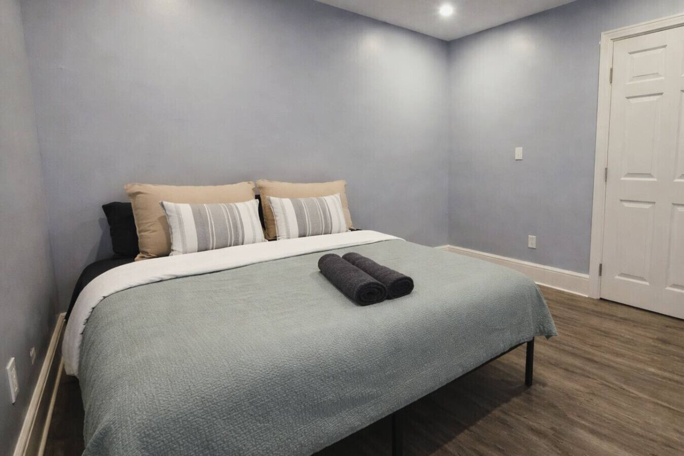 Desk, WiFi, bed sheets