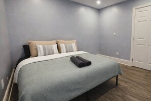 Desk, WiFi, bed sheets - Artistic Comfort In Town (Buffalo)