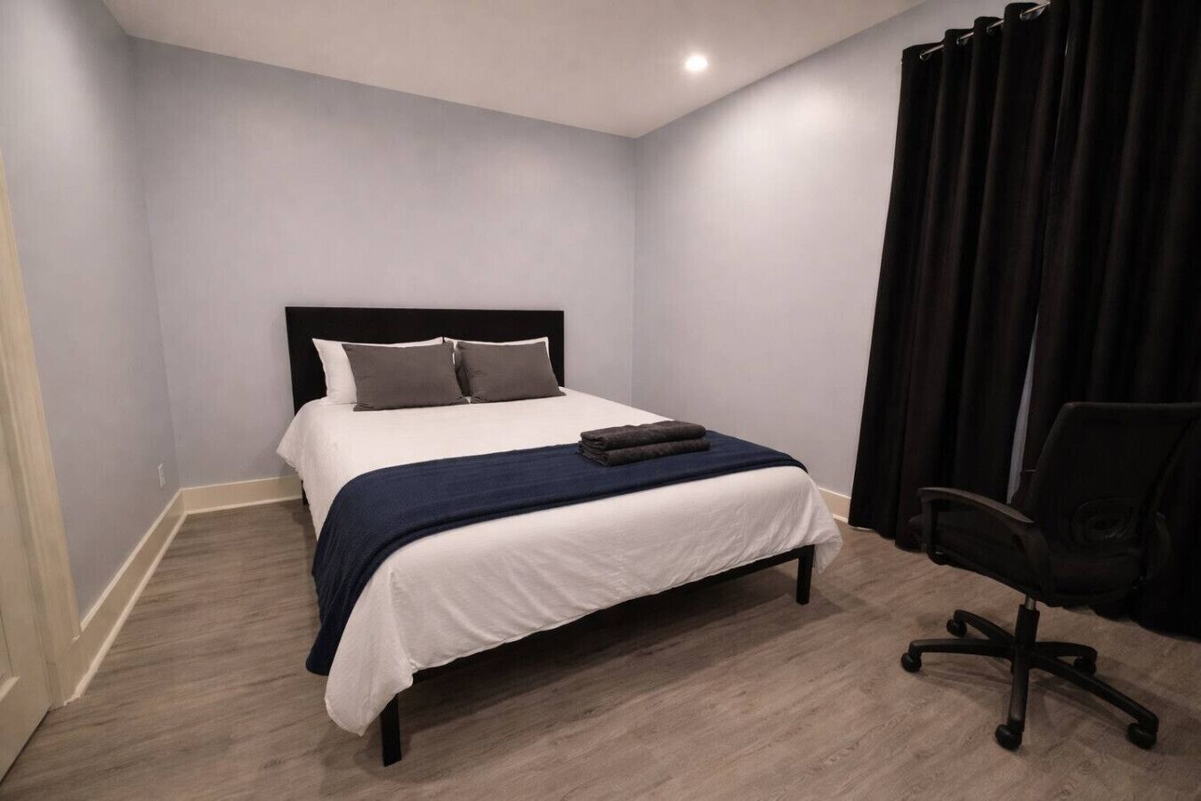 Desk, WiFi, bed sheets