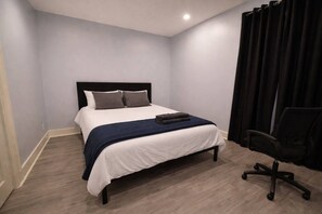 Desk, WiFi, bed sheets - Artistic Comfort In Town (Buffalo)