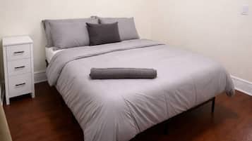 Een bureau, een strijkplank/strijkijzer, wifi, beddengoed