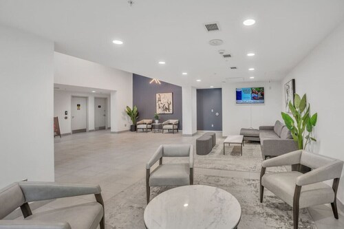 Chic Urban 1BR Apt with Skyline Views