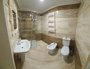 Doccia, asciugacapelli, bidet, asciugamani