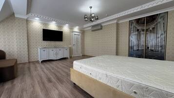Iron/ironing board, WiFi, bed sheets