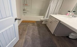 Towels, soap, toilet paper - Cozy 2-bedroom house in charming Adairsville with AC (Adairsville)
