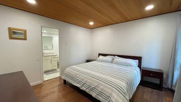 3 bedrooms, desk, WiFi (free), bed sheets