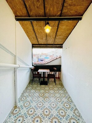 Dining - Puffin Hostel (Istanbul)