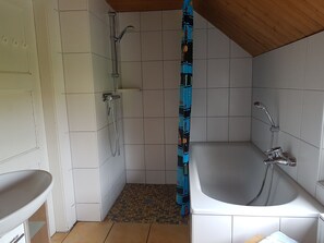 Een douche, een haardroger, handdoeken, zeep
