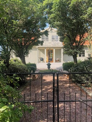 A white building with a porch, surrounded by trees and a gravel path. - Charming artist's house in Söderåkra (Söderåkra)
