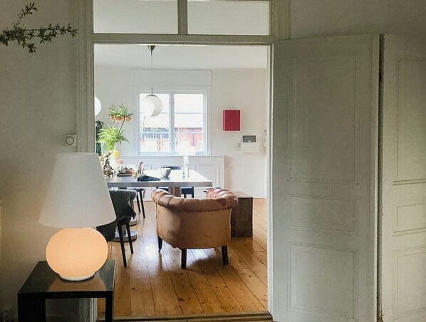 An open door leading to a dining area with a table, chairs, a lamp, and a plant. - Charming artist's house in Söderåkra (Söderåkra)