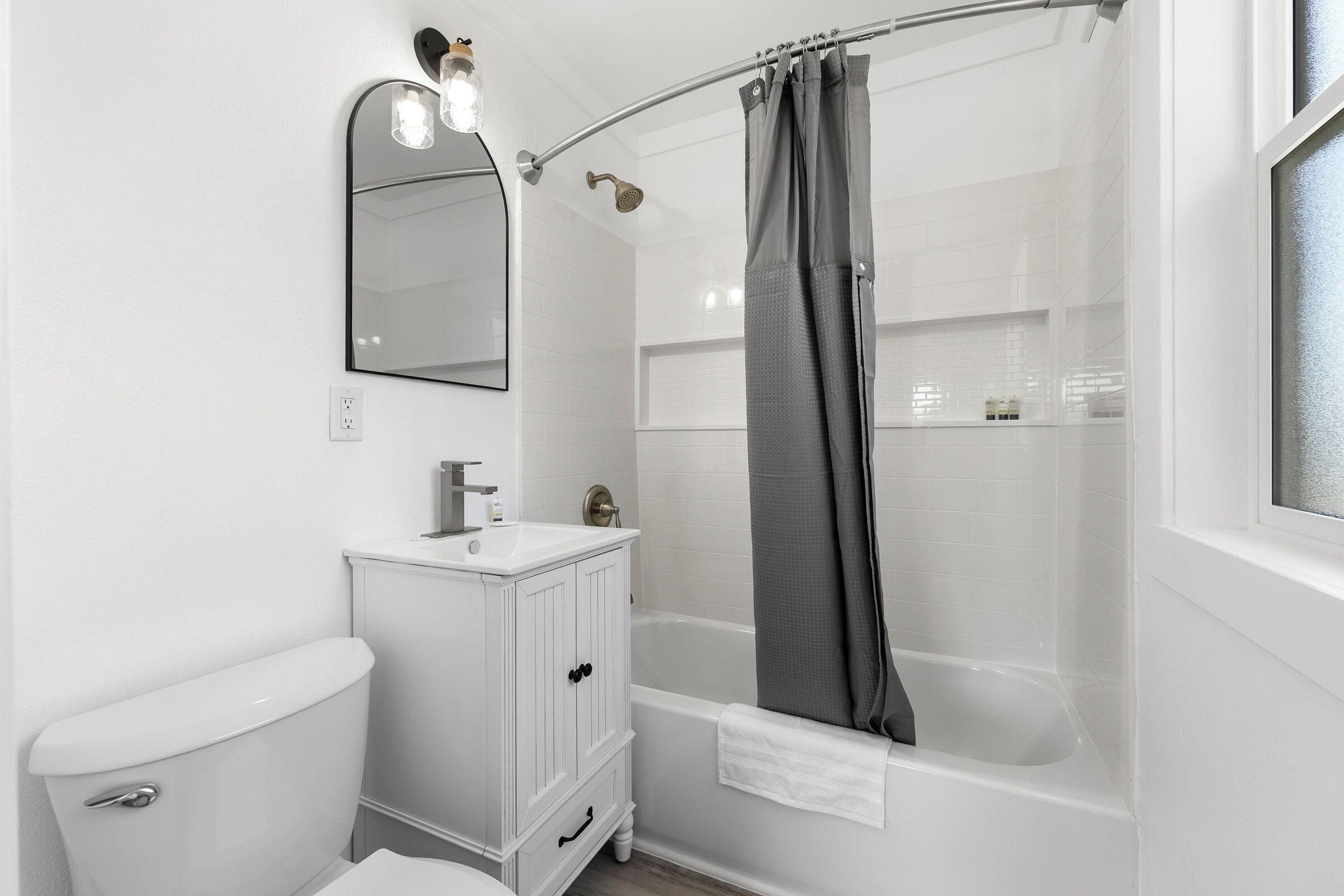 Deluxe Suite, Non Smoking | Bathroom | Free toiletries, soap, shampoo, toilet paper