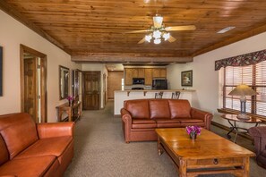 Living area - Cozy 2-bedroom condo with AC in soothing Branson (Branson)