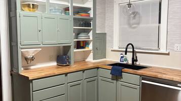 Coffee/tea maker, fridge, microwave, oven