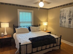 4 bedrooms, iron/ironing board, WiFi, bed sheets - Quiet College Hill Two- Story Getaway (Wichita)