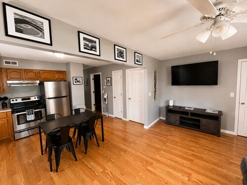 Pets Welcome: Beautiful 2 BR Home, Close to stadiums and downtown.