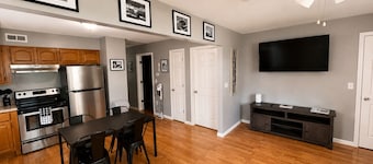 Pets Welcome: Beautiful 2 BR Home, Close to stadiums and downtown.