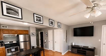 Pets Welcome: Beautiful 2 BR Home, Close to stadiums and downtown.