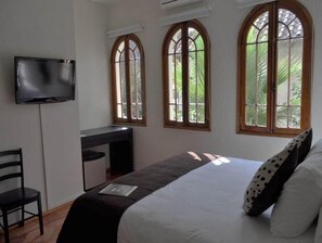 Kahden hengen deluxe-huone | Tallelokero huoneessa, ilmainen Wi-Fi