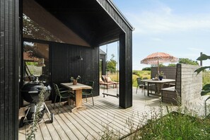 Outdoor dining - Personal and inventive family house in Rødvig (Rødvig)