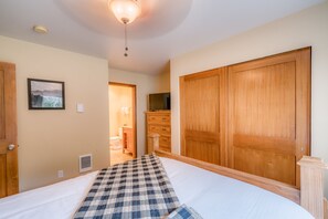 Een strijkplank/strijkijzer, gratis wifi, beddengoed