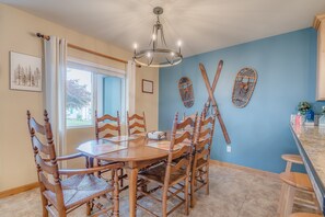 Dining - Pre-Existing Condo, New Owners, Walk To Downtown, Festivities, Trails, Coaster! (Leavenworth)